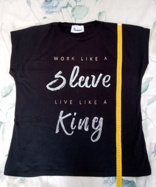 Camiseta Negra Letras Plateadas Mujer