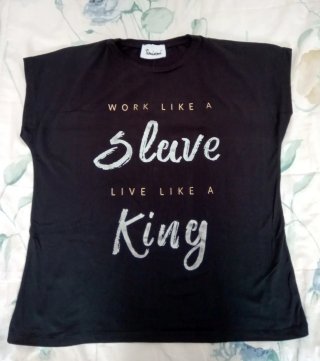 Camiseta Negra Letras Plateadas Mujer
