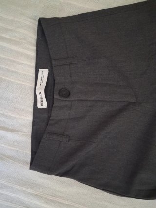 Pantalón de traje gris ancho