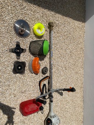 Petrol strimmer with accessories