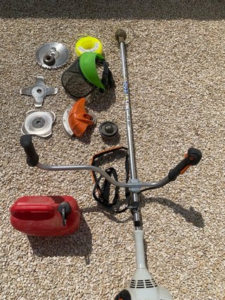 Petrol strimmer with accessories