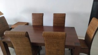 Mesa y 6 sillas de comedor de mimbre y madera