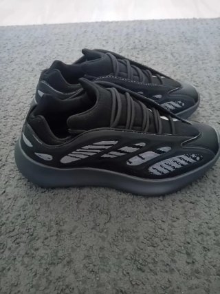 Adidas Yeezy 700 V3 Negras Talla 42 Nuevas