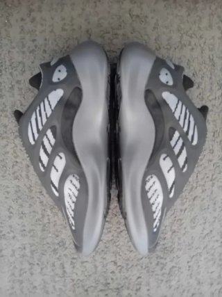Adidas Yeezy 700 V3 Negras Talla 42 Nuevas