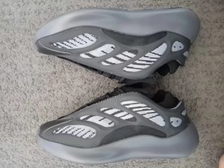 Adidas Yeezy 700 V3 Negras Talla 42 Nuevas