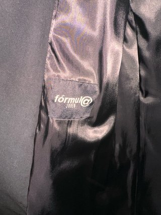 Abrigo negro hombre, con botonera.