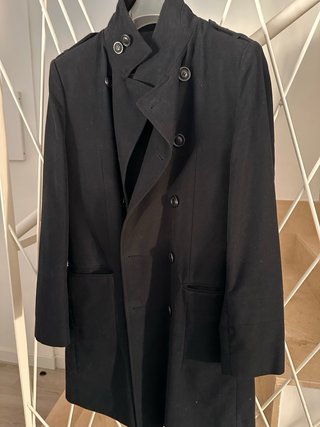 Abrigo negro hombre, con botonera.