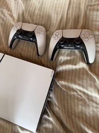 Playstation 5 Digital 1TB + 2 Mandos