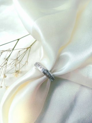 Anillo Elegante con Piedras Incrustadas - Talla 22