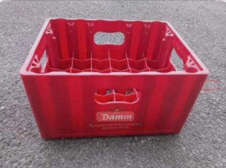 Compró cajas plasticas de cerveza vacías