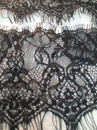 Puntilla de encaje floral negro con pestaña