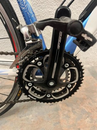 Bicicleta de carretera BH blanca y azul