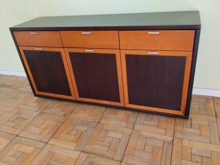 Mueble de madera con espejo