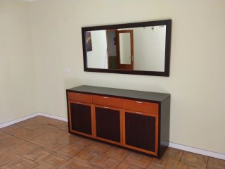 Mueble de madera con espejo