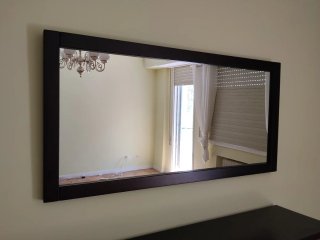 Mueble de madera con espejo