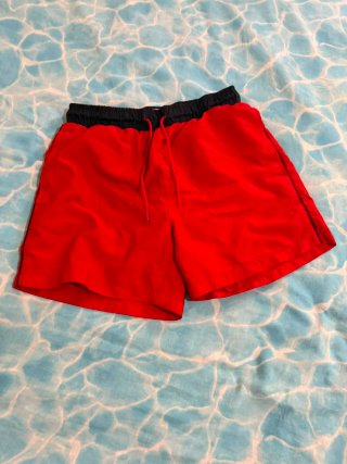 Pantalón corto rojo y negro