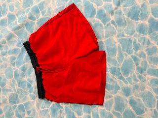 Pantalón corto rojo y negro