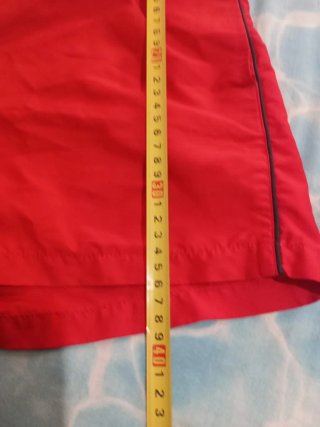 Pantalón corto rojo y negro