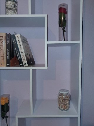 Estantería blanca y moderna