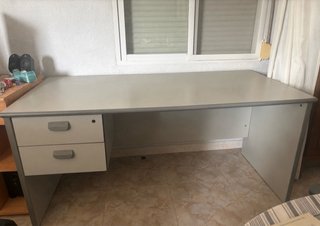 Escritorio de oficina gris con cajones