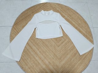 Blusa mujer blanca mangas acampanadas.