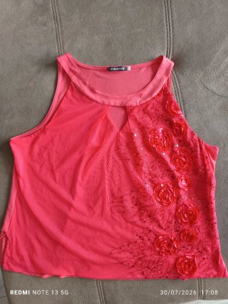 Blusa coral sin mangas con bordado floral