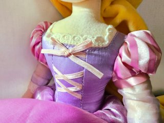 Muñeca peluche Rapunzel Enredados Disney