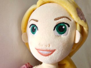 Muñeca peluche Rapunzel Enredados Disney