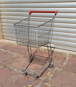 Carrito de compras metálico con mango rojo