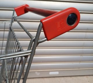 Carrito de compras metálico con mango rojo