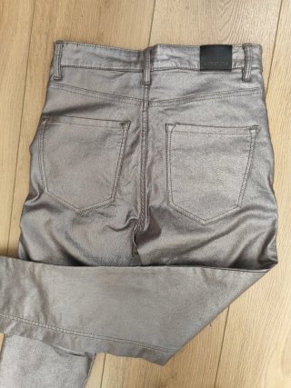 Pantalones Stradivarius plateados talla 36