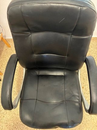 Silla de escritorio negra y plateada