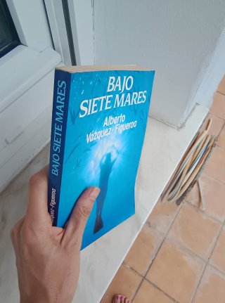 Bajo siete mares (Plaza & Janés Exitos) (Spani...