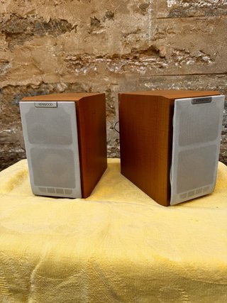 Altavoces Kenwood Marrones y Blancos