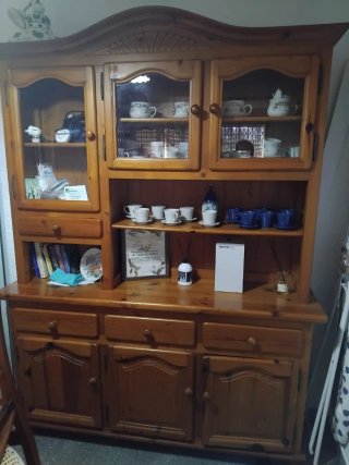 Mueble vitrina provenzal de pino, diseño clásico