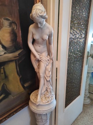 Esculturas mujer con pedestal