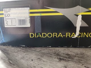 Botas de moto nuevas y guantes