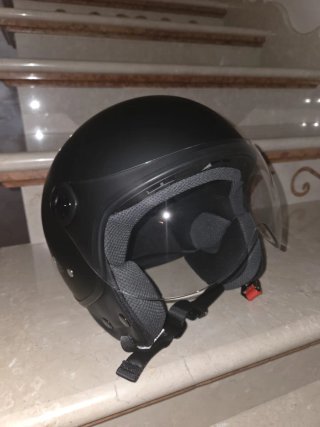 Casco jet nero opaco con visiera