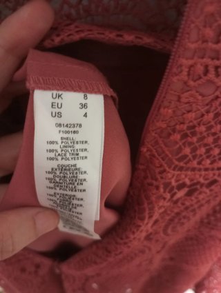 Vestido de encaje color salmón rojizo