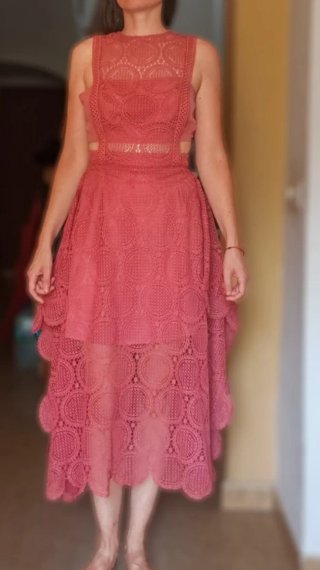 Vestido de encaje color salmón rojizo