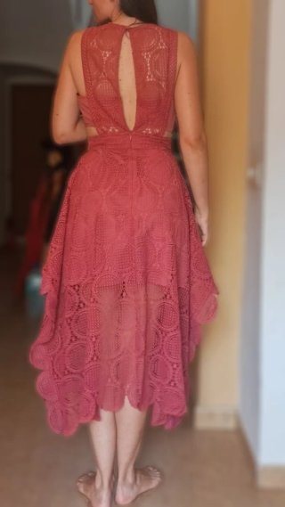 Vestido de encaje color salmón rojizo