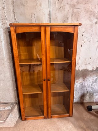Vitrina de madera con puertas de cristal