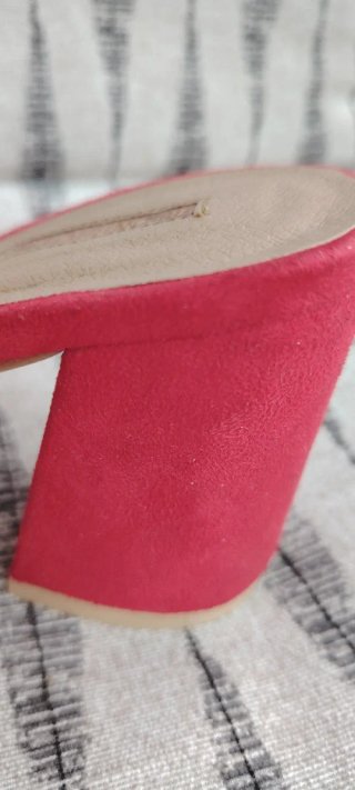 Mules rojas BUONARROTI con flecos y hebilla