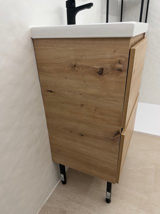 Mueble de baño con lavabo, sin grifo.