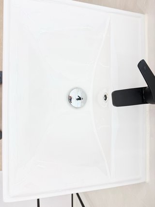 Mueble de baño con lavabo, sin grifo.
