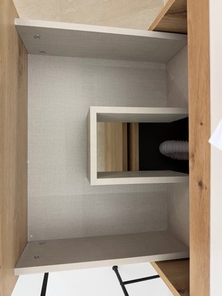 Mueble de baño con lavabo, sin grifo.