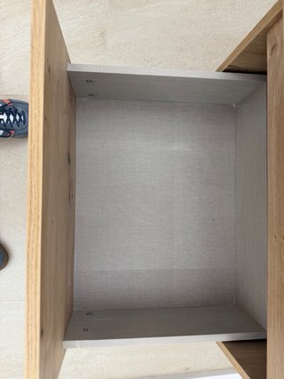 Mueble de baño con lavabo, sin grifo.