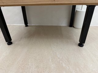 Mueble de baño con lavabo, sin grifo.