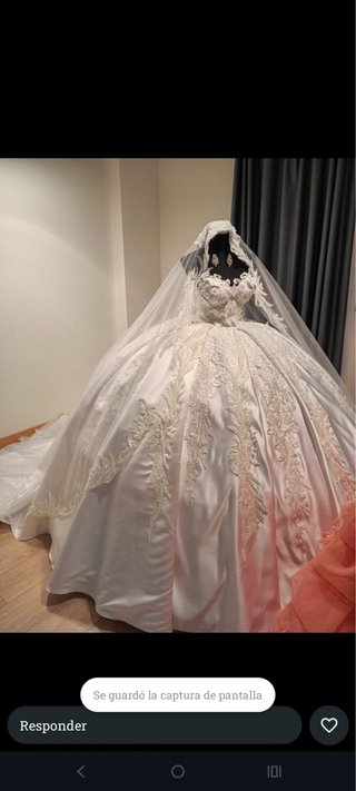 Vestido de Novia con Velo y Encaje