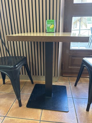 Mesa crema y  negra industrial mas 4 sillas